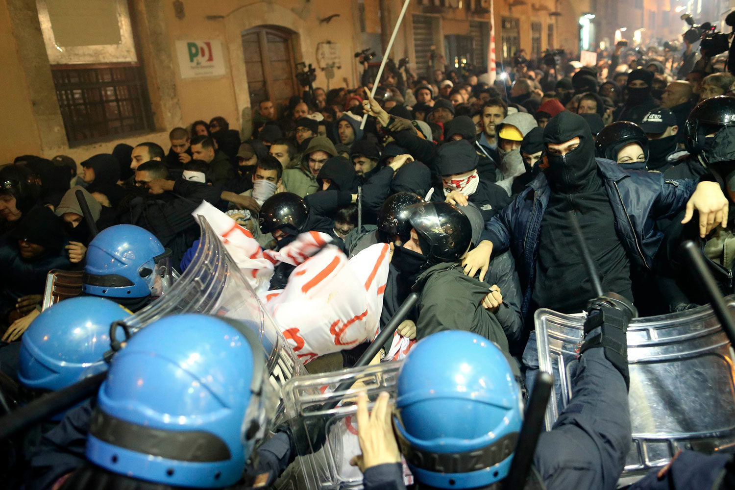 Disturbios en Roma durante la cumbre entre Hollande y Letta