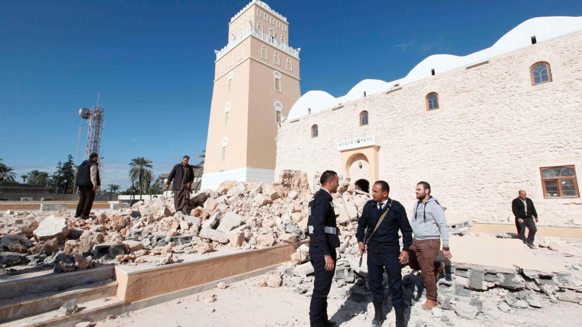 Una explosión destruye el mausoleo adjunto a la Mezquita Mourad Agha en Trípoli.