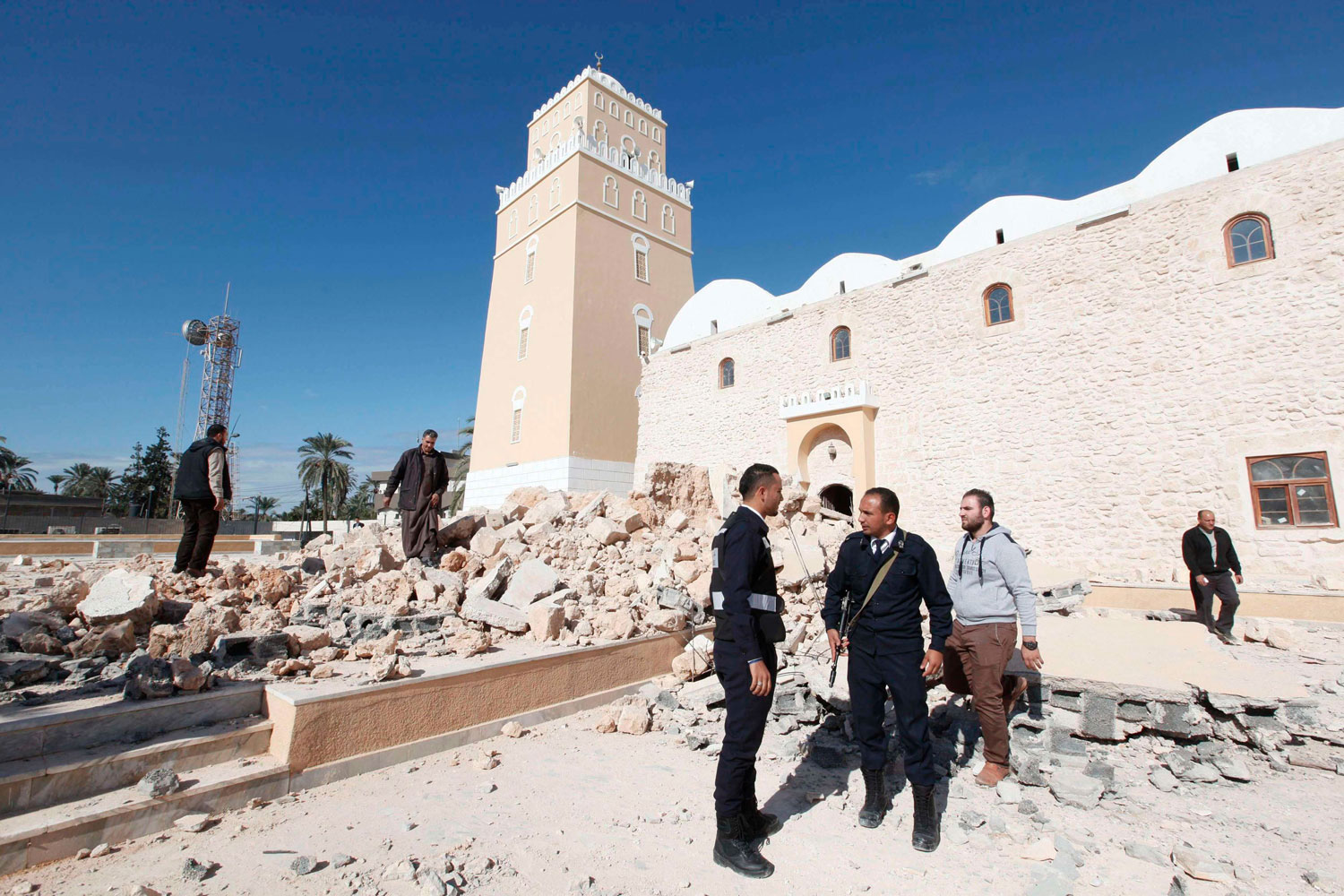 Una explosión destruye el mausoleo adjunto a la Mezquita Mourad Agha en Trípoli.