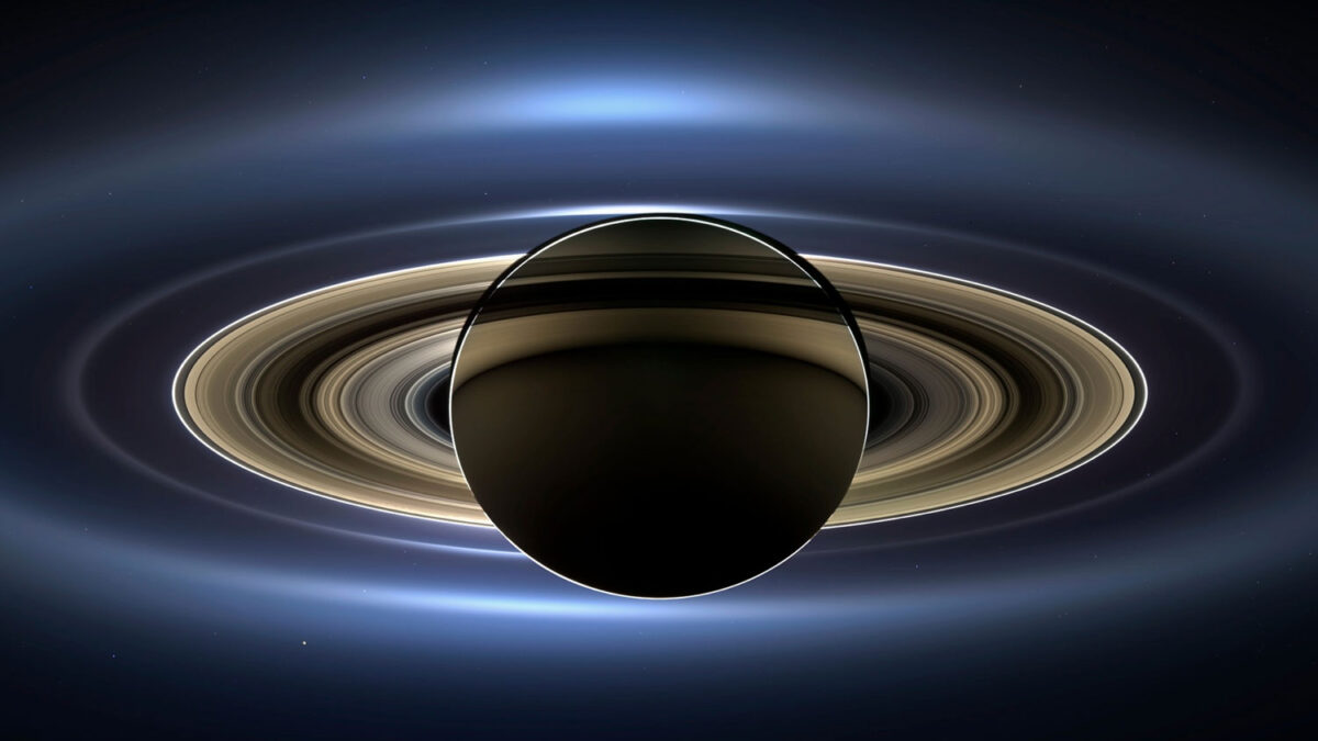 La NASA obtiene espectaculares imágenes de Saturno, con la Tierra en un lejano segundo plano