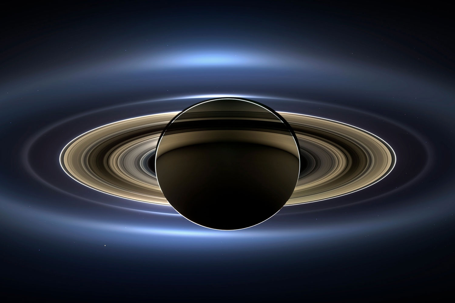 La NASA obtiene espectaculares imágenes de Saturno, con la Tierra en un lejano segundo plano