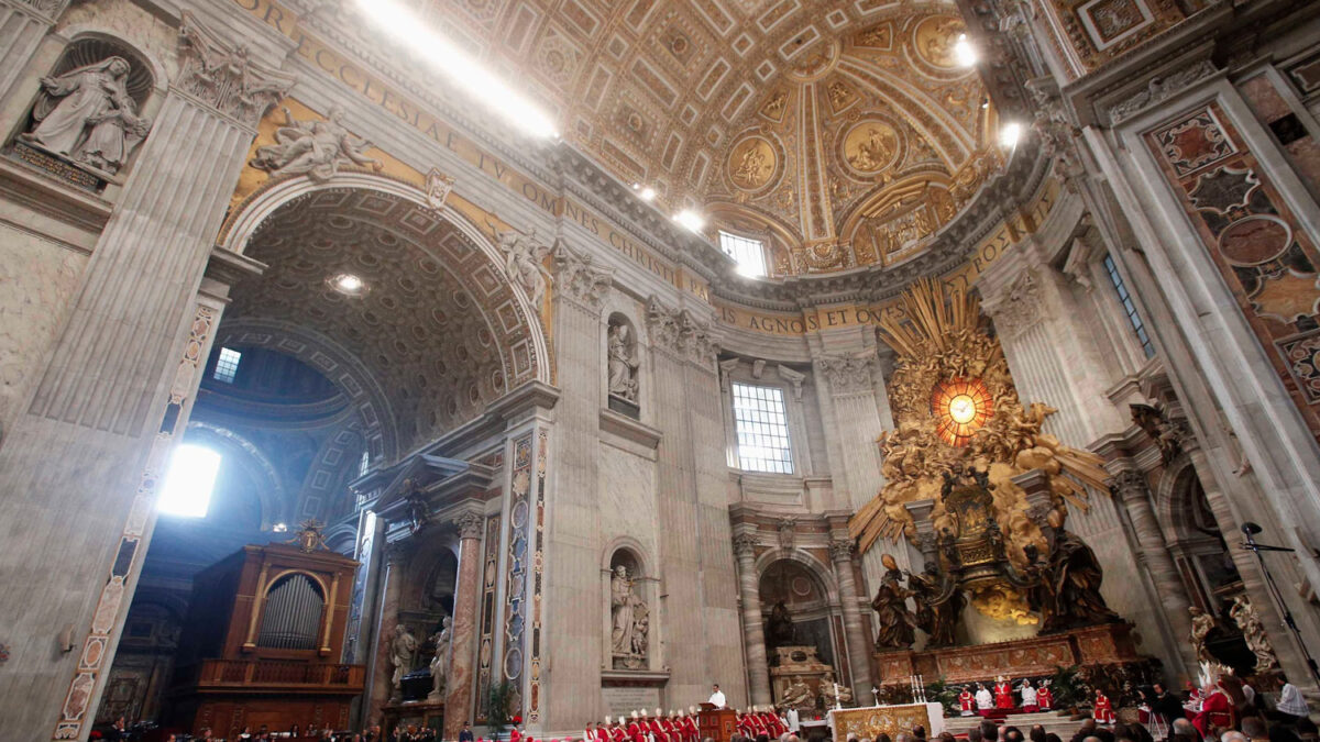 El Papa celebra en el Vaticano la misa anual por los cardenales y obispos fallecidos este año