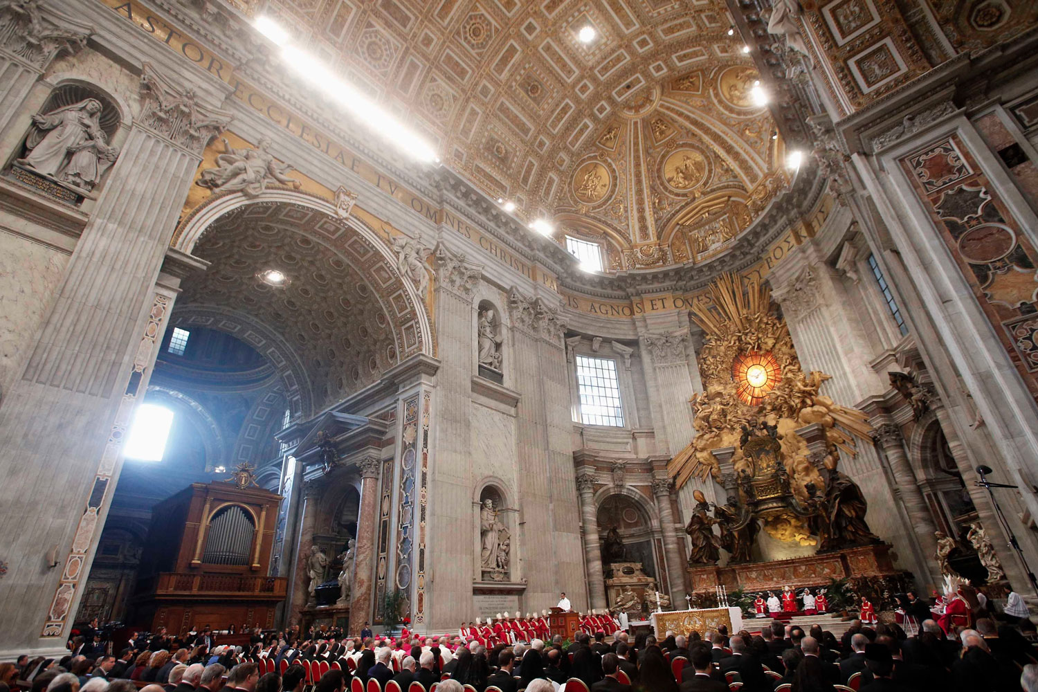 El Papa celebra en el Vaticano la misa anual por los cardenales y obispos fallecidos este año