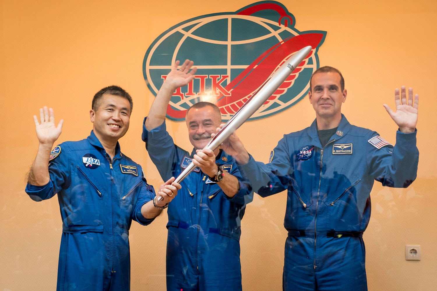 Una antorcha olímpica parte rumbo al espacio con tres tripulantes a bordo