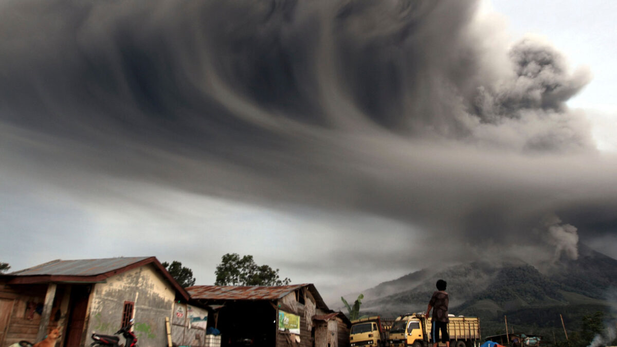 El volcán Sinabung comienza a escupir ceniza y estremece a la región