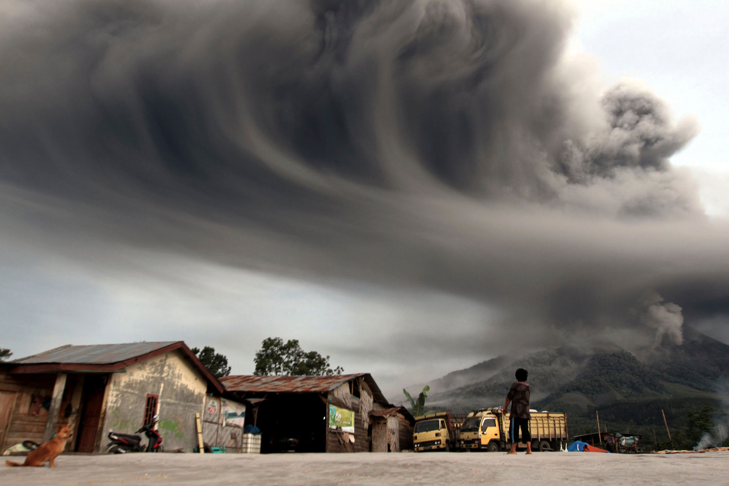 El volcán Sinabung comienza a escupir ceniza y estremece a la región