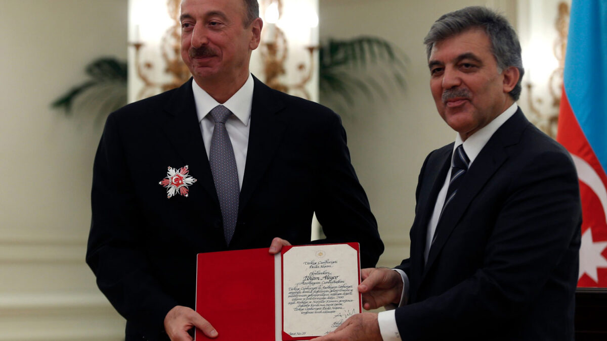 El presidente de Azerbaiyán recibe la medalla de honor de Turquía