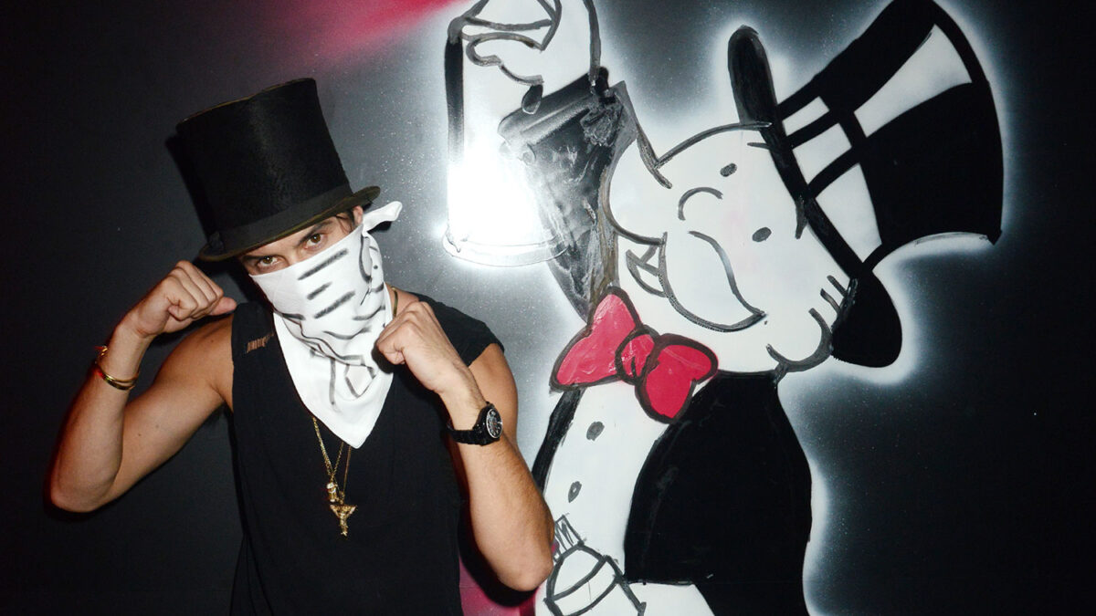 Nunca va solo, siempre le acompaña el popular señor con esmoquin del Monopoly.