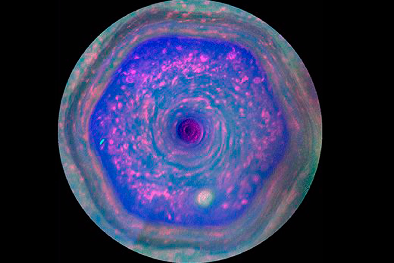 La NASA muestra las primeras imágenes en alta resolución del Héxagono de Saturno