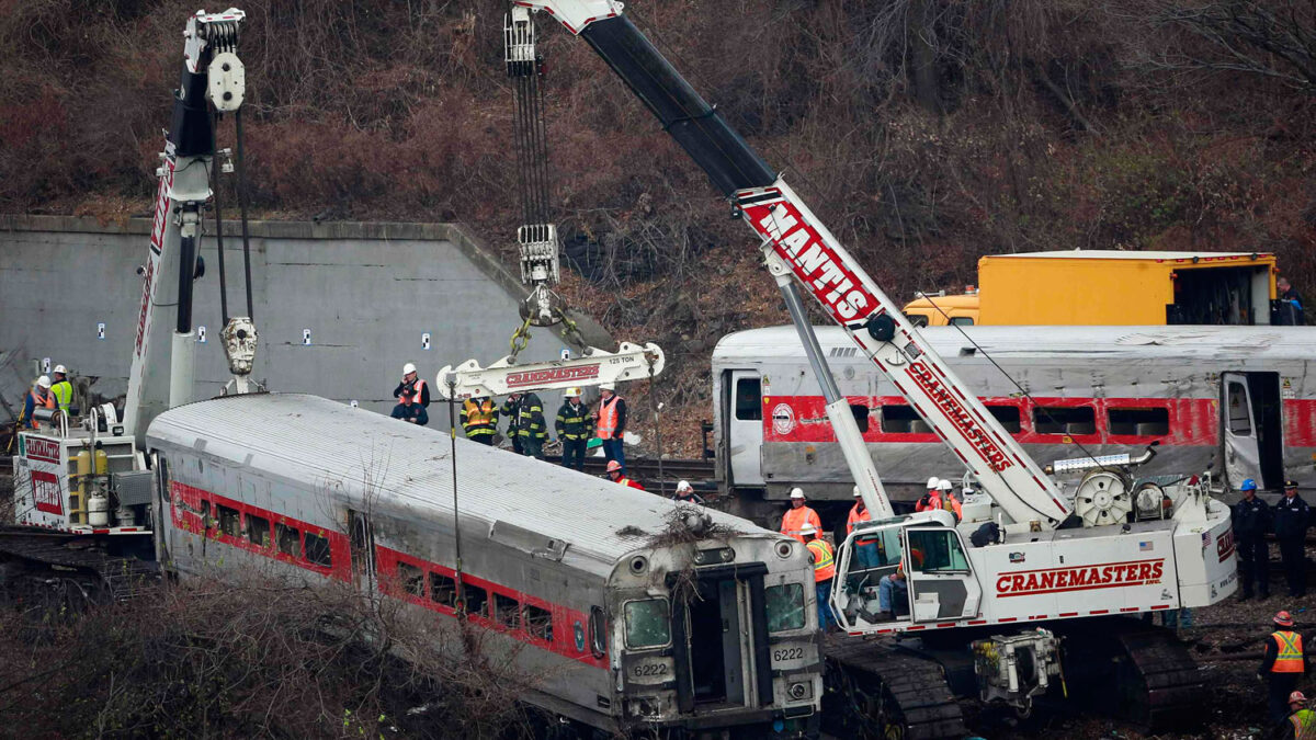 El alcalde de Nueva York justifica por su ausencia en el lugar del accidente ferroviario.