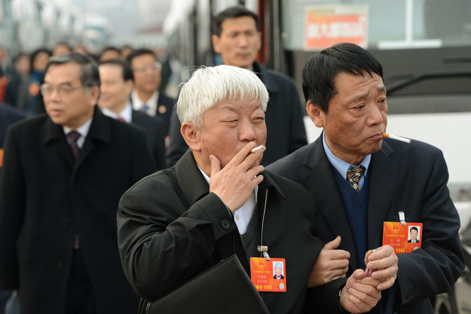 China prohibe a sus funcionarios fumar en público y el PCCh insta a sus militantes a dejar el tabaco