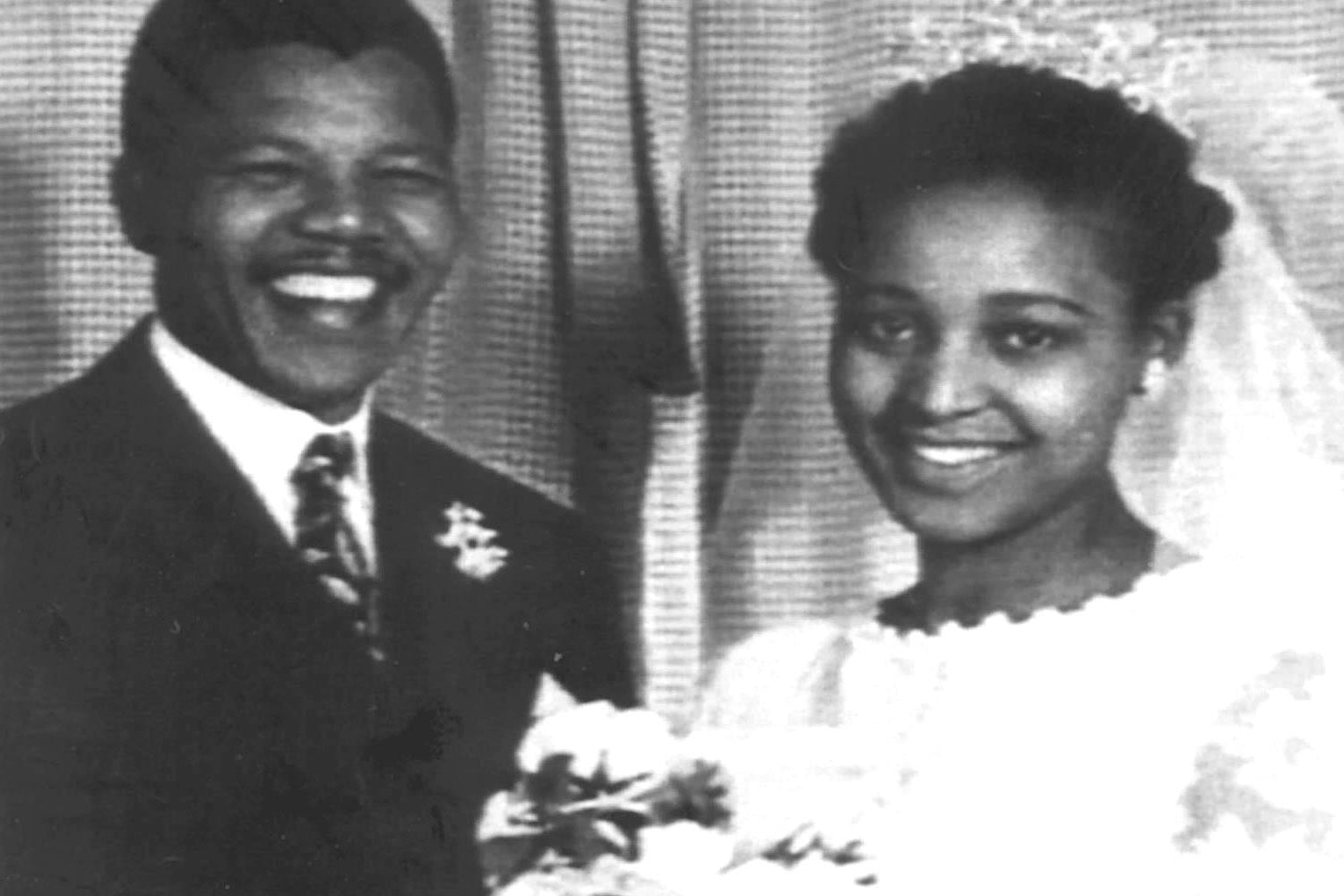 Mandela se casa con Winnie Madikizela, su segunda esposa