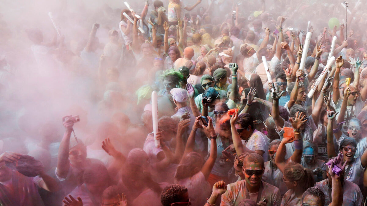 Cientos de personas participan en la Carrera de Color, en Caracas.