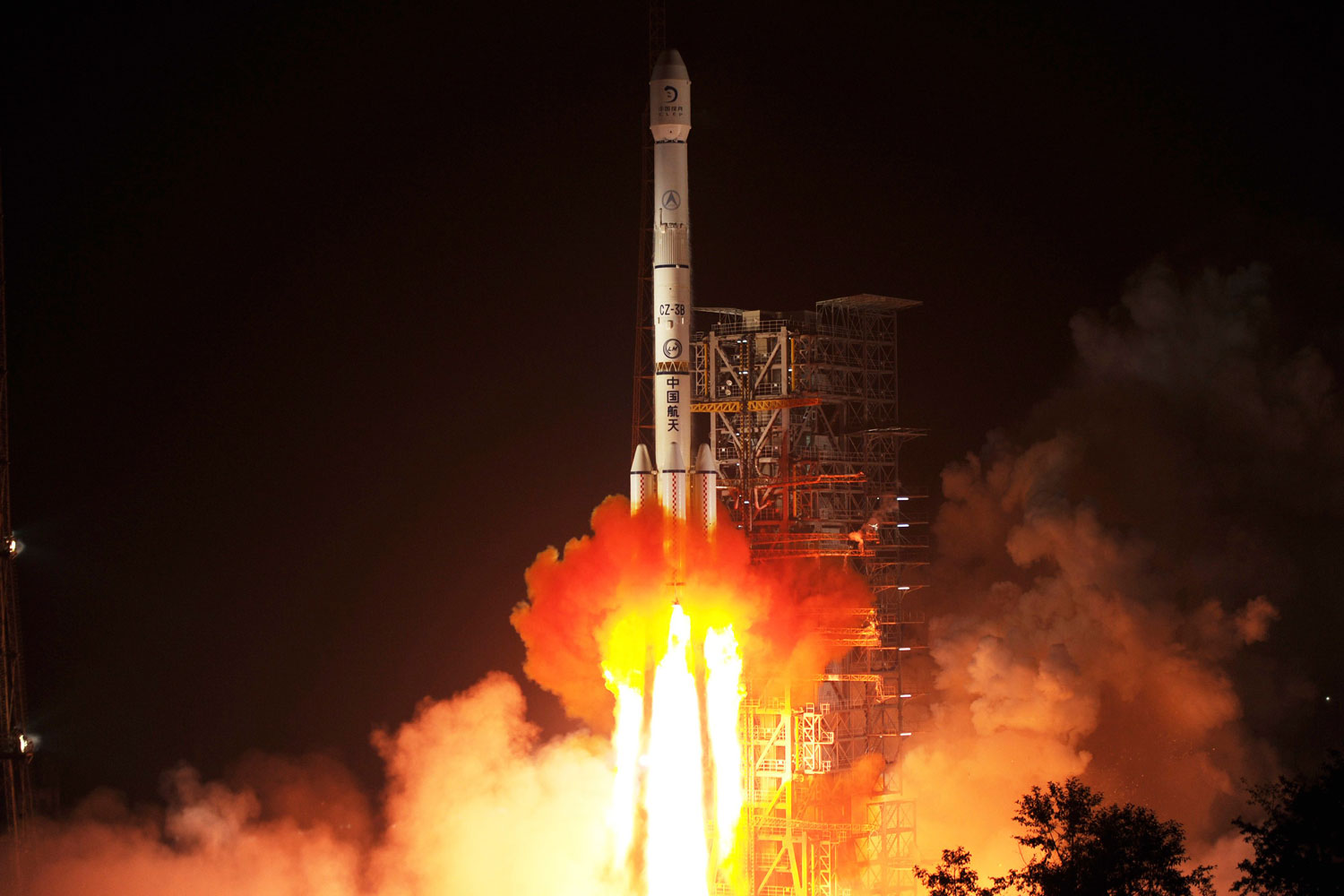 China se suma a la carrera por la conquista espacial y lanza su primera sonda lunar.