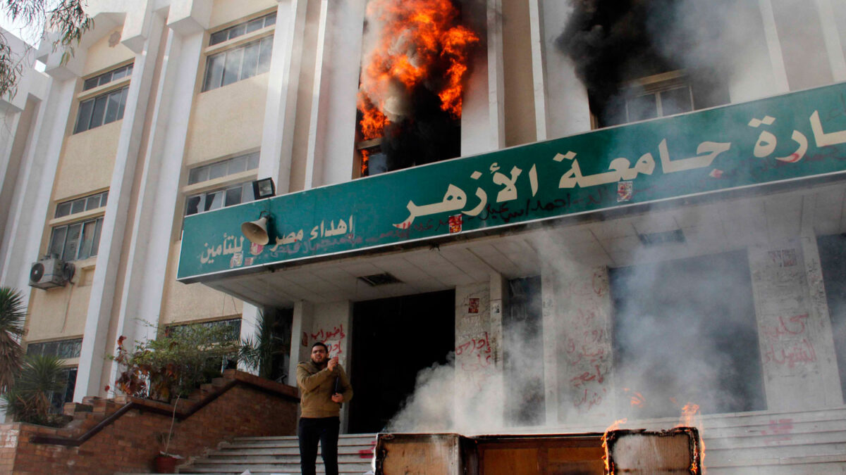 Estudiantes seguidores de los Hermanos Musulmanes incendian la universidad en Egipto