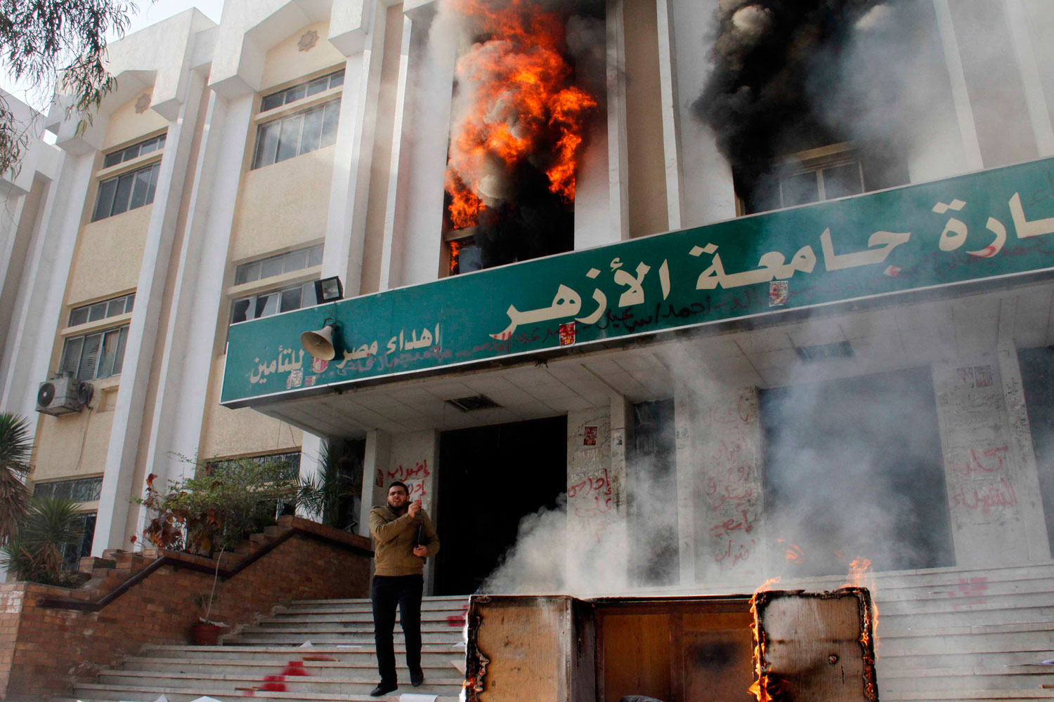 Estudiantes seguidores de los Hermanos Musulmanes incendian la universidad en Egipto