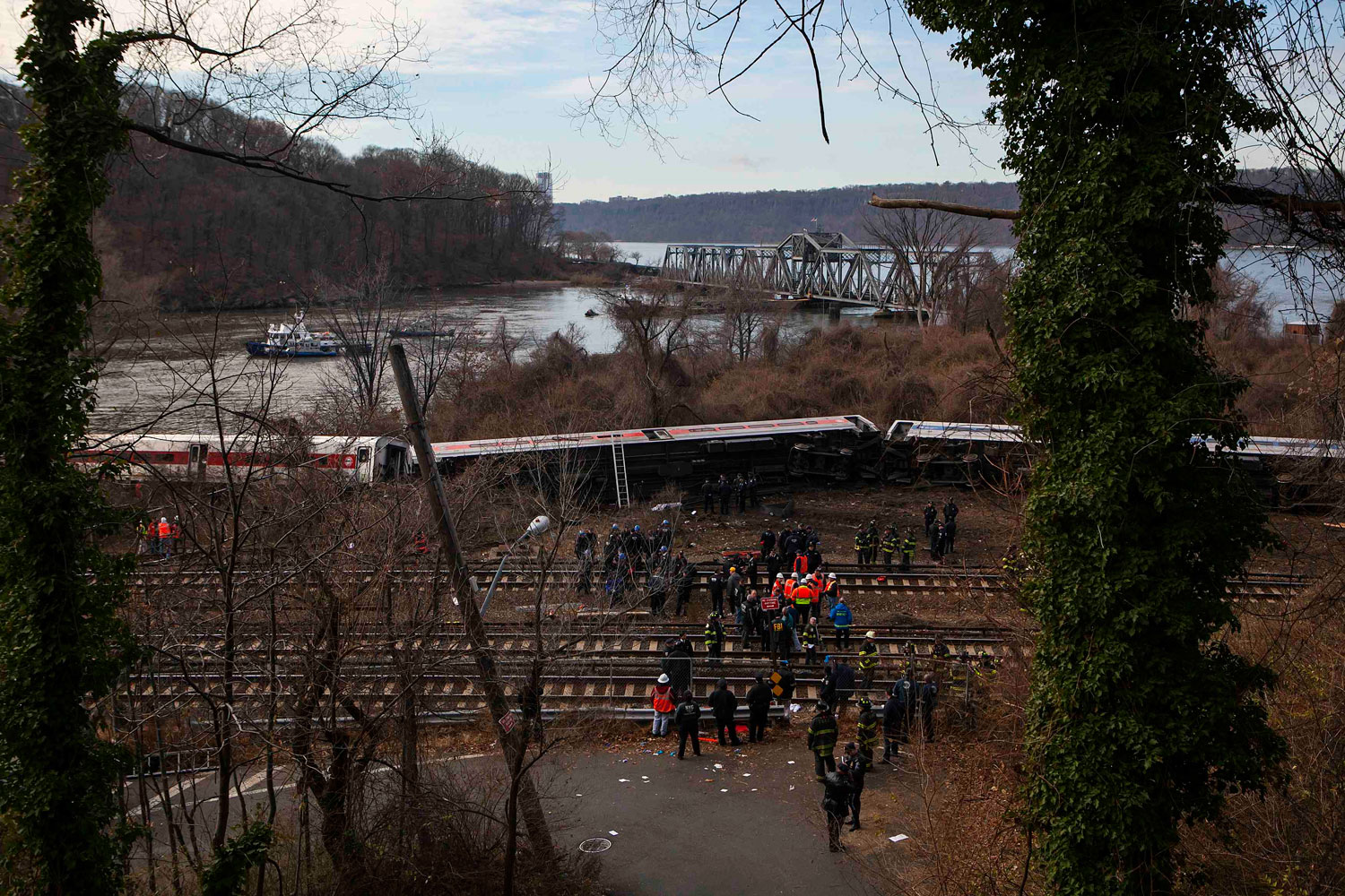 4 muertos y 63 heridos en un descarrilamiento de un tren en Nueva York