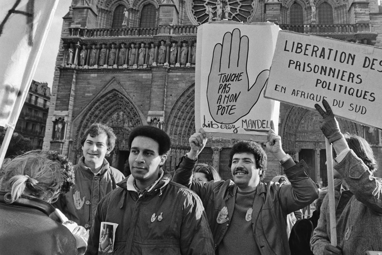 Mandela rechaza la libertad que le ofrece el Gobierno a cambio del exilio