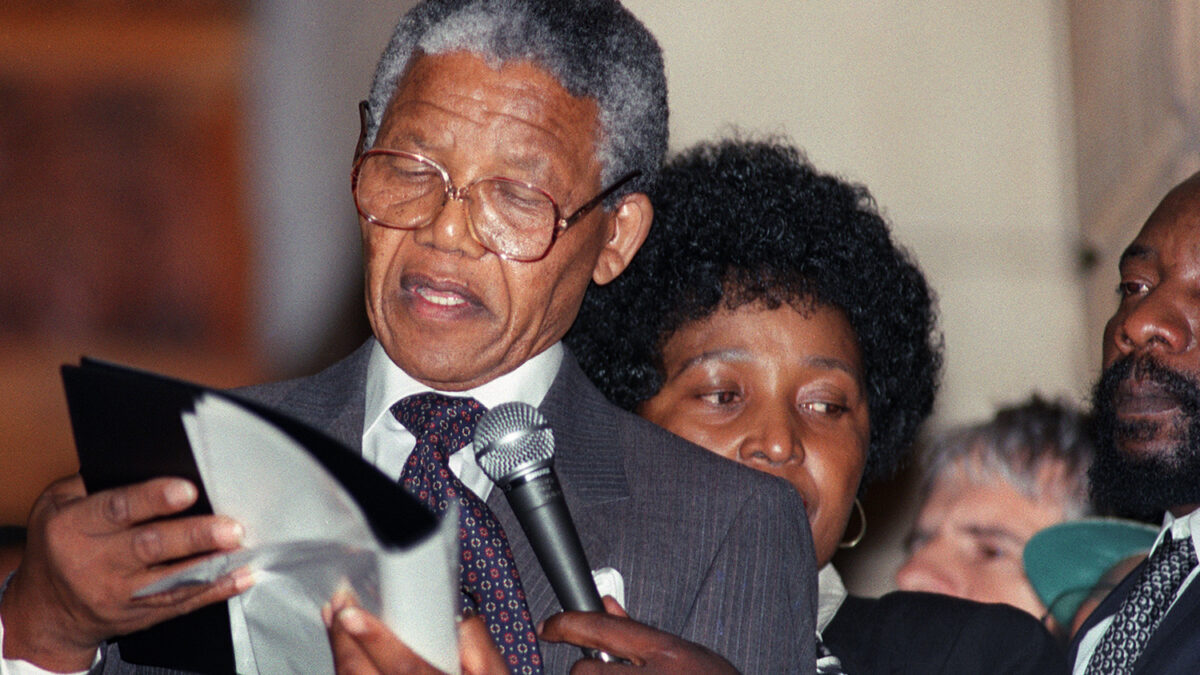 De Klerk cede y libera a Nelson Mandela el 11 de febrero de 1990