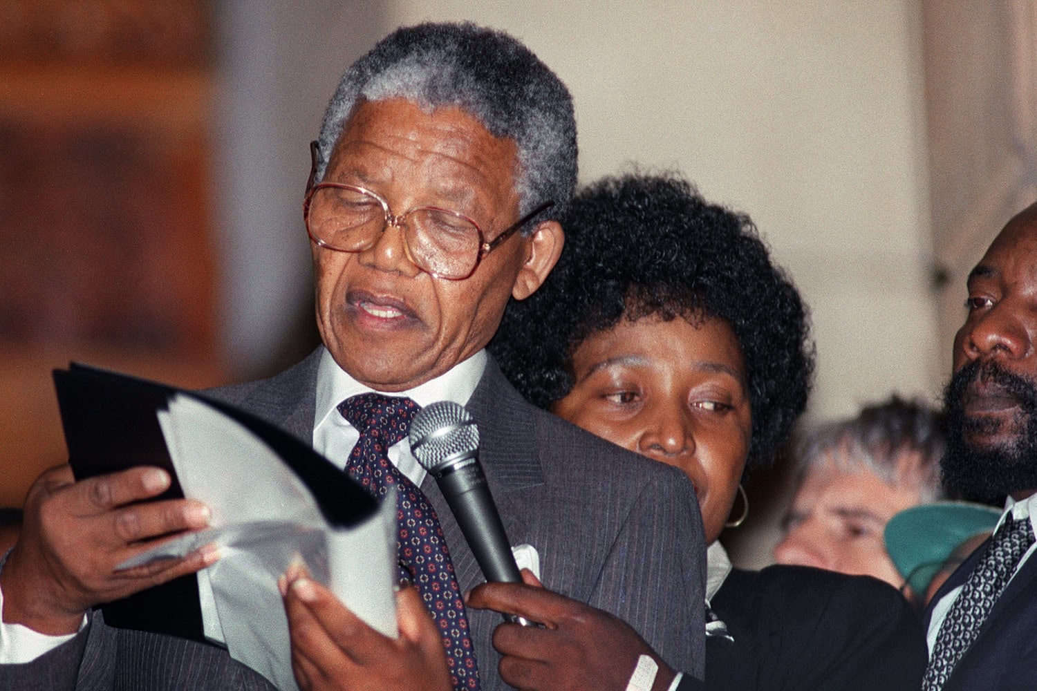 De Klerk cede y libera a Nelson Mandela el 11 de febrero de 1990
