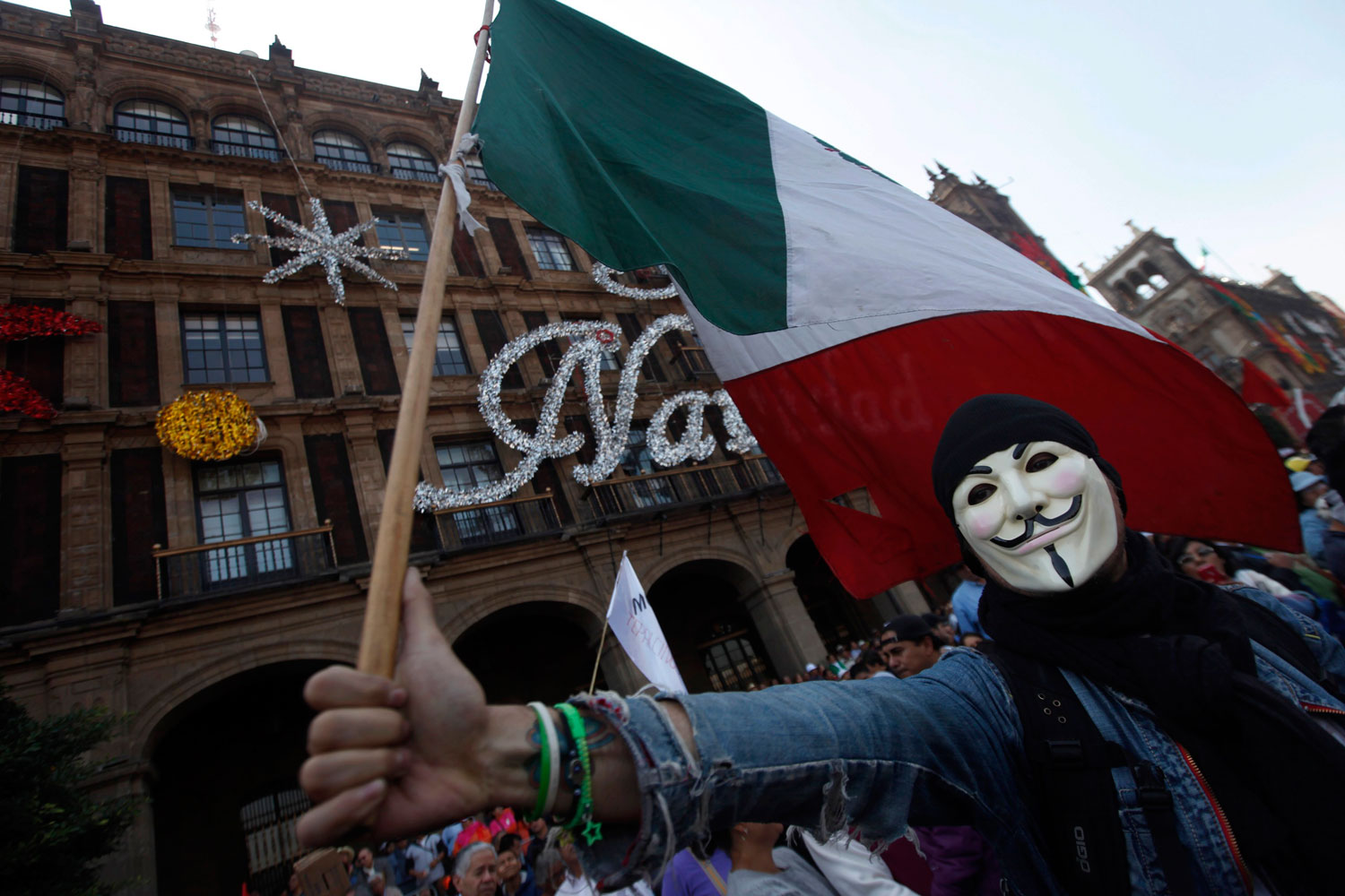 Miles de personas protestan contra Enrique Peña Nieto en el primer aniversario de su mandato.