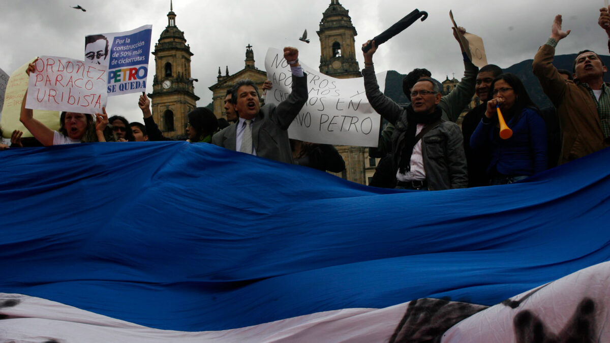 Manifestación tras inhabilitar 15 años al alcalde de Bogotá, Gustavo Preto