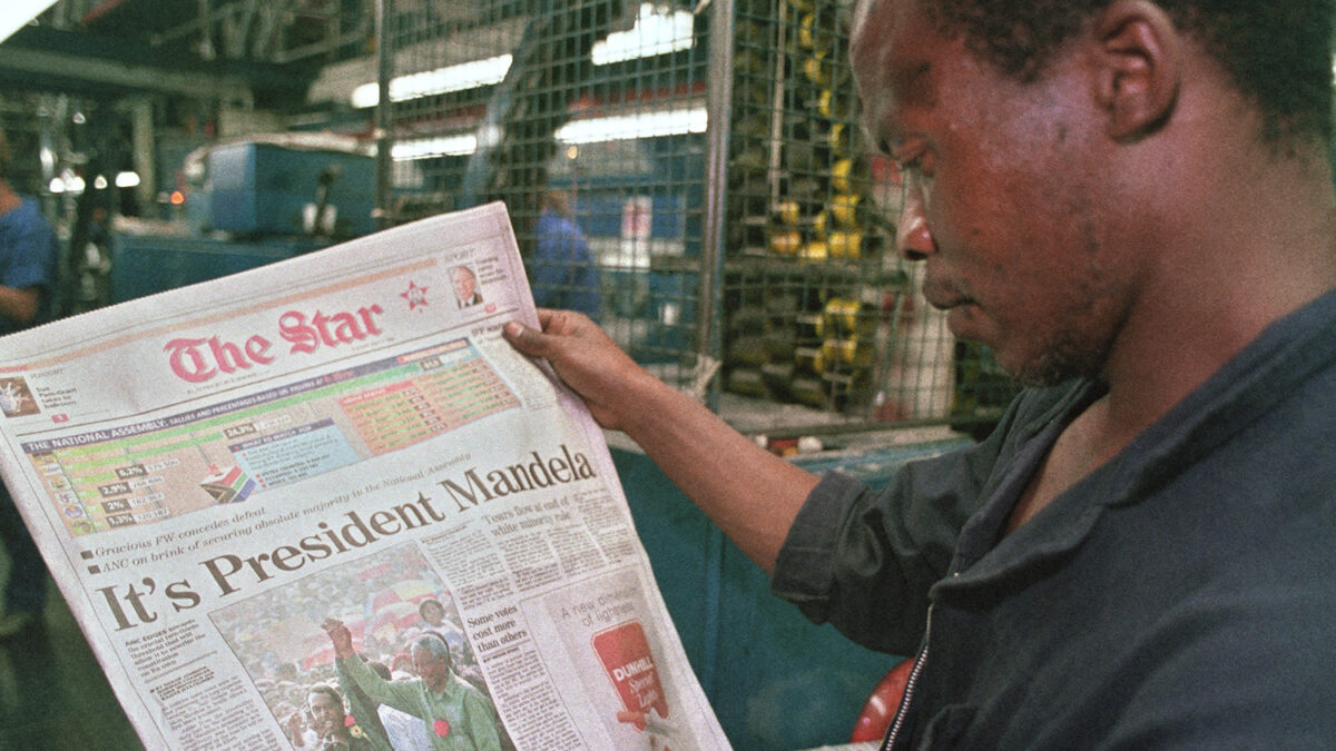 Nelson Mandela se convierte en el primer presidente negro de Sudáfrica