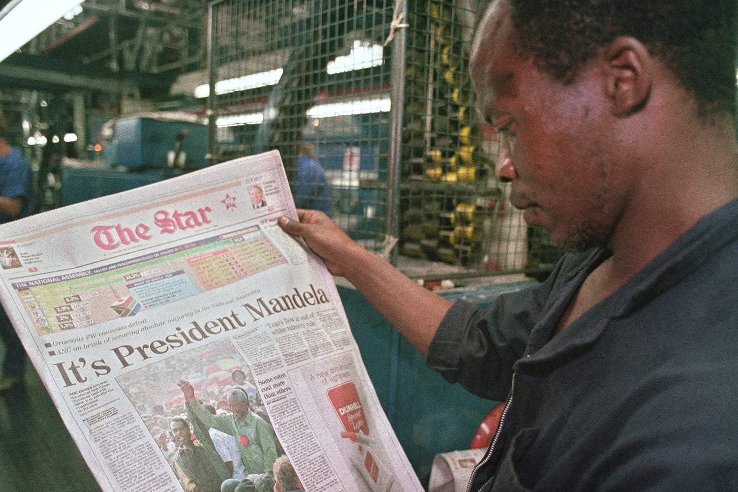 Nelson Mandela se convierte en el primer presidente negro de Sudáfrica