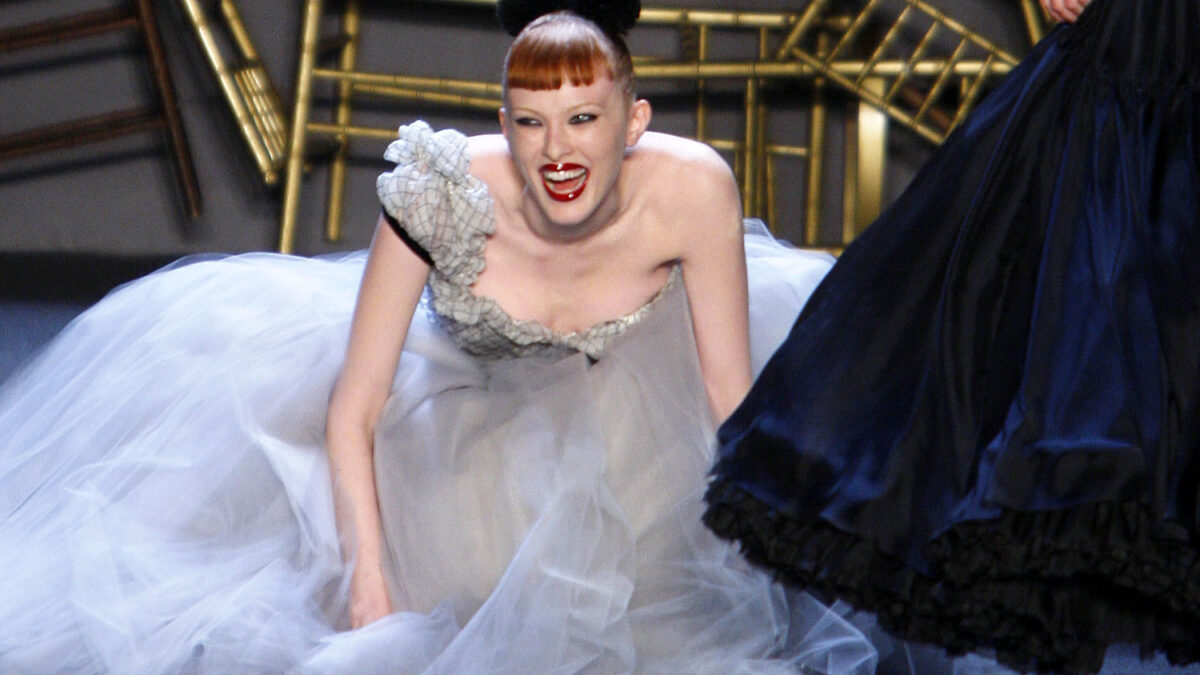 La modelo Karen Elson sufre un ataque de risa tras caerse durante la Mereces-Benz Fashion Week