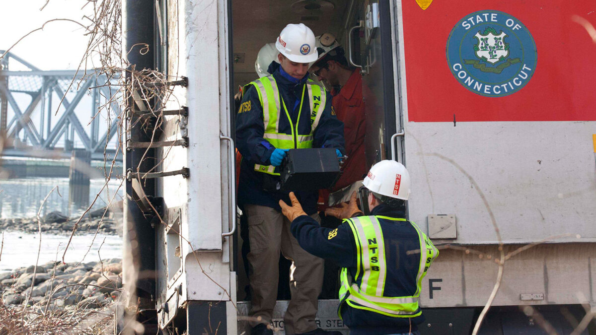 Continúan con las investigaciones sobre el accidente de tren de Nueva York.