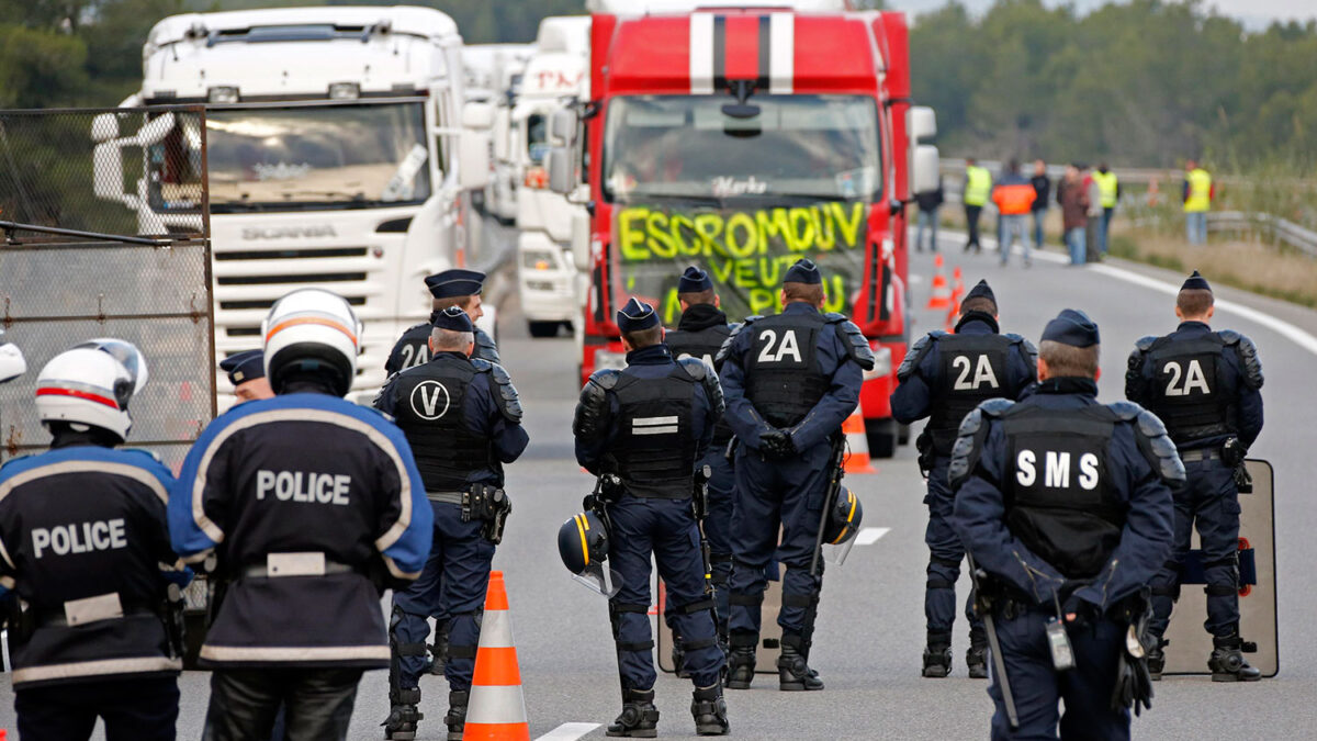 Miles de camiones salen a las carreteras francesas para protestar por la ecotasa.