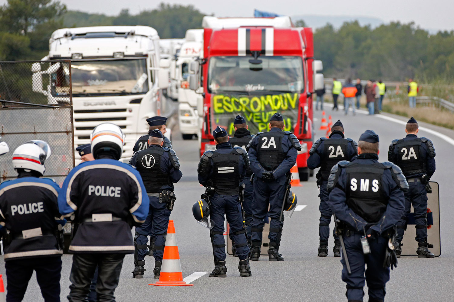 Miles de camiones salen a las carreteras francesas para protestar por la ecotasa.