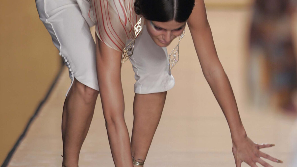 Esta chica se está cayendo de lo más alto del Olympus, del Olympus Fashion Week