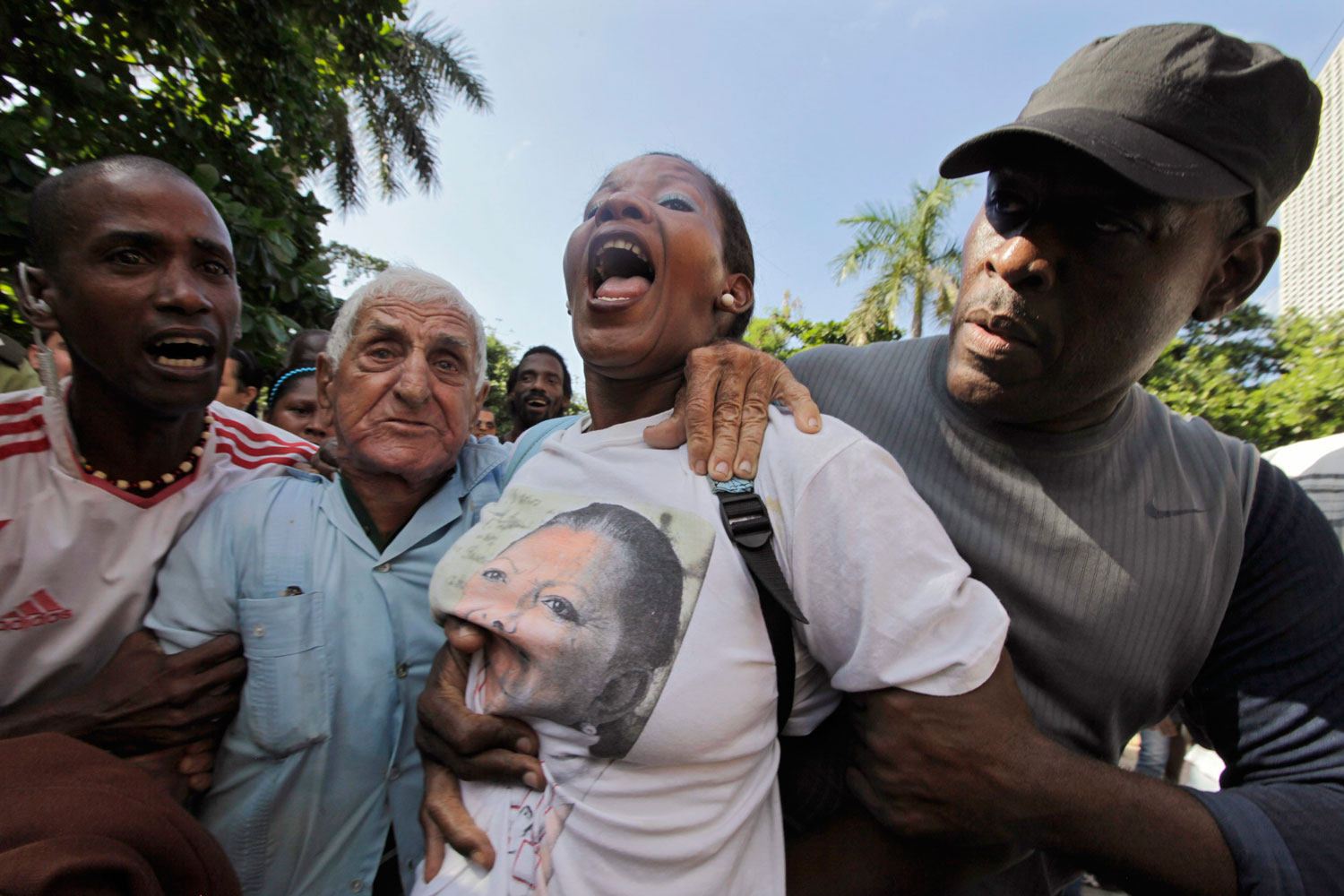 Detienen a 30 Damas de Blanco en la Habana
