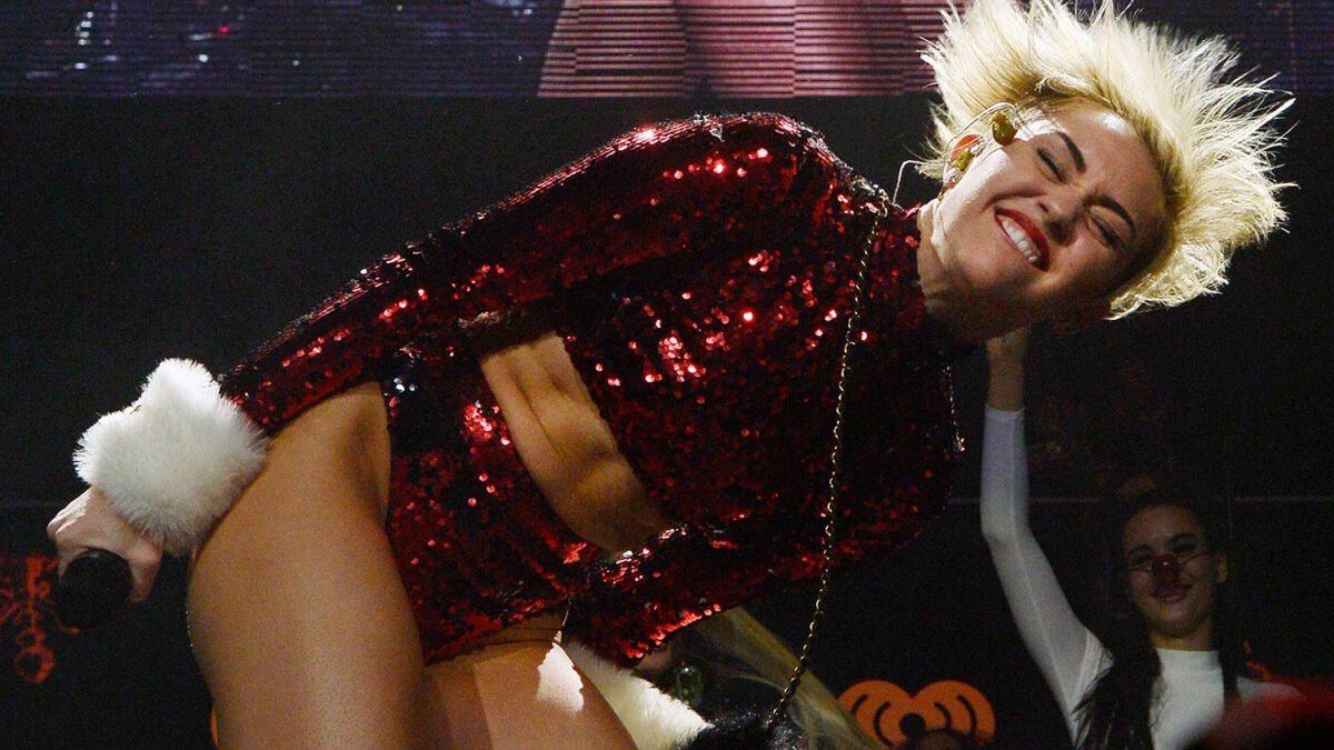 Miley Cyrus protagoniza un polémico twerking con Papa Noel en la gala Jingle Bells de Kiss FM