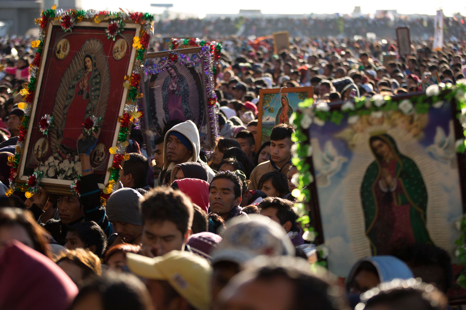 Miles de fieles católicos festejaron este jueves el día de la Virgen de Guadalupe en México
