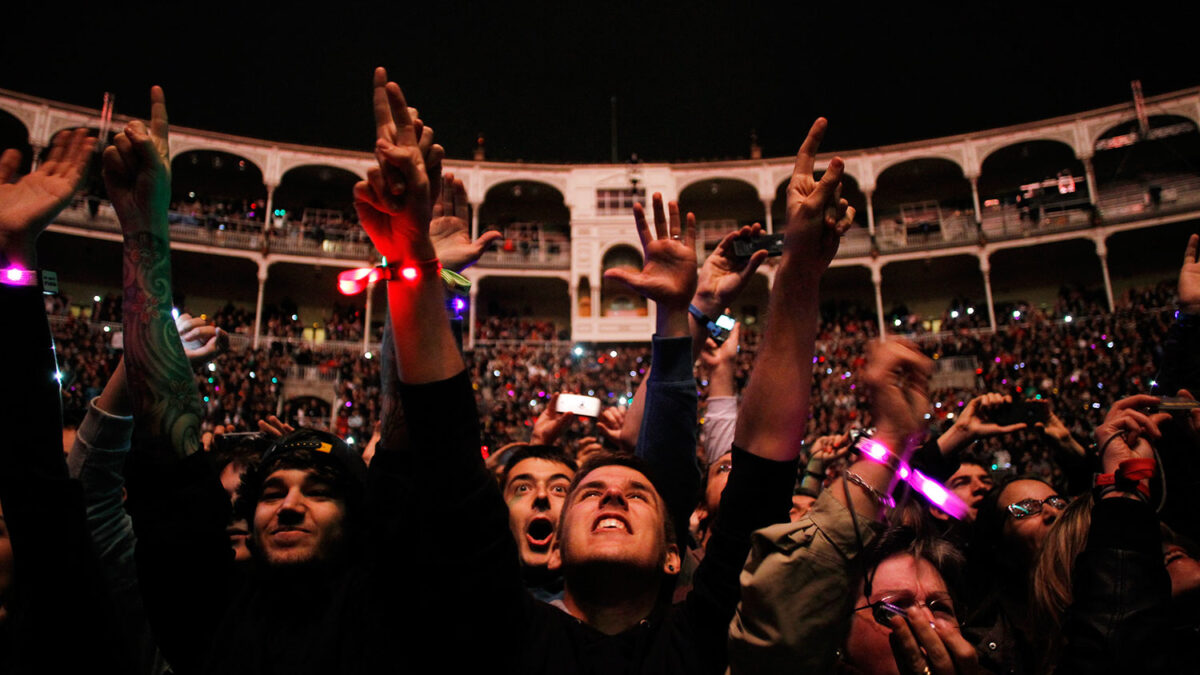 Coldplay se gasta casi cinco millones de euros en pulseras de colores para sus fans.