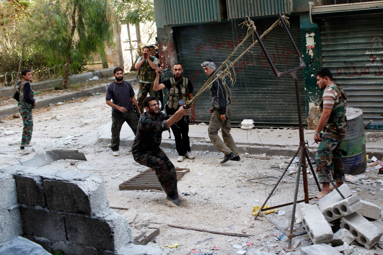 Los insurgentes utilizan una catapulta para lanzar una bomba de fabricación casera.
