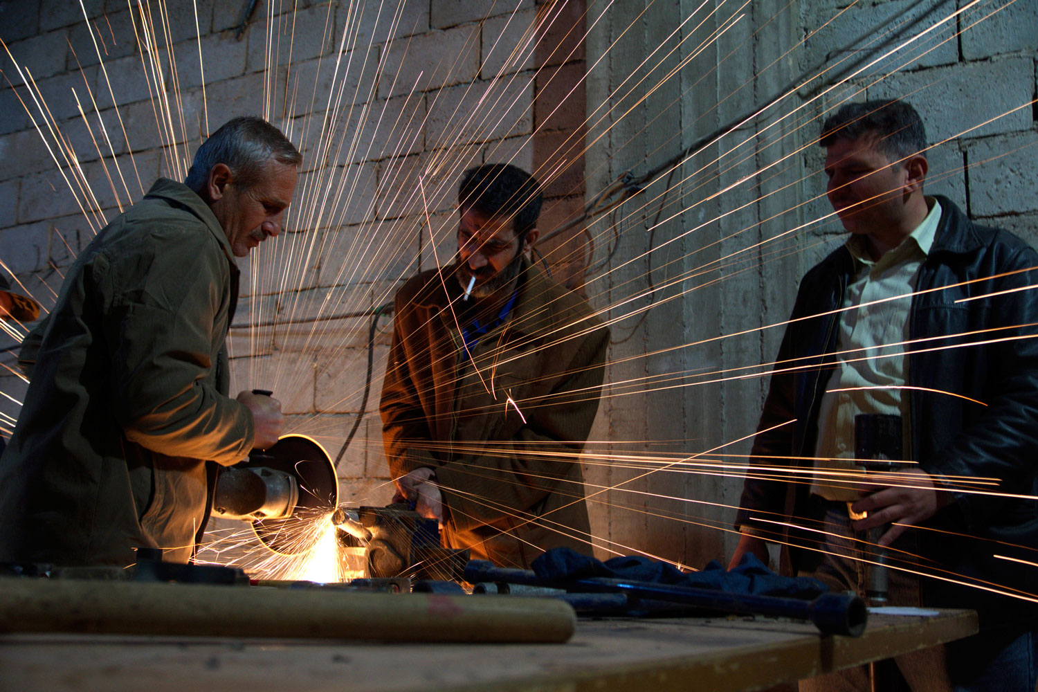 Miembros del Ejército Libre de Siria trabajar en un mortero improvisado en Deir al-Zor.