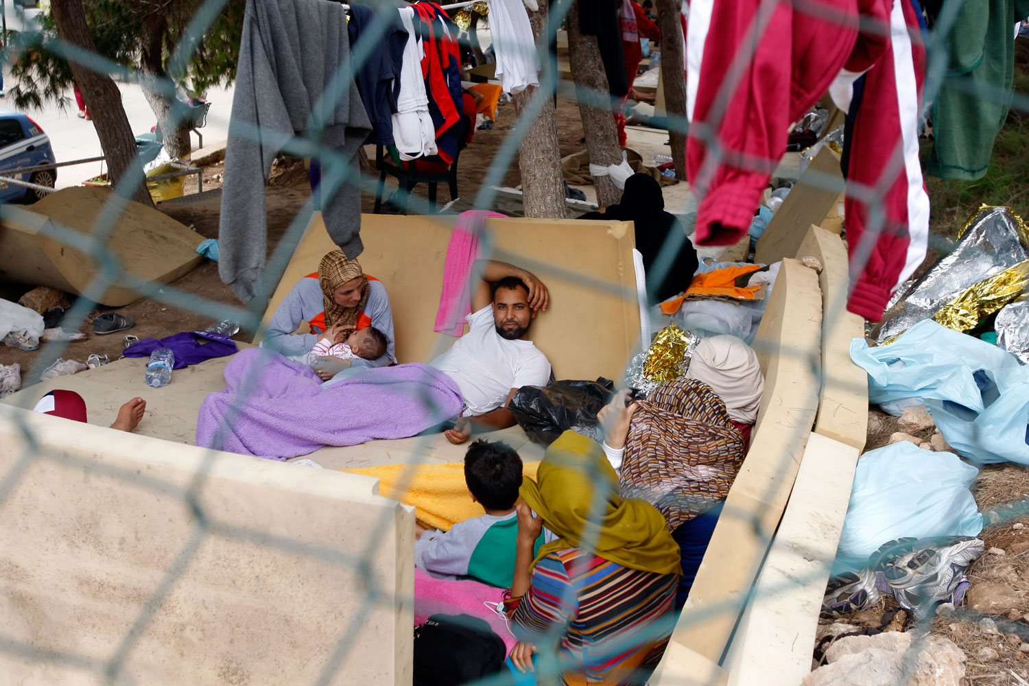 Italia desaloja el "inhumano" centro de acogida de inmigrantes de Lampedusa y abre una investigación