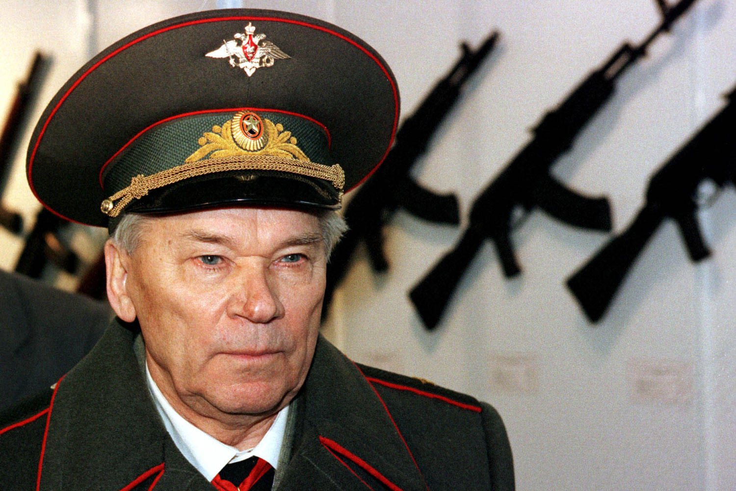 Fallece Mijaíl Kalashnikov, el inventor del arma más popular del mundo.