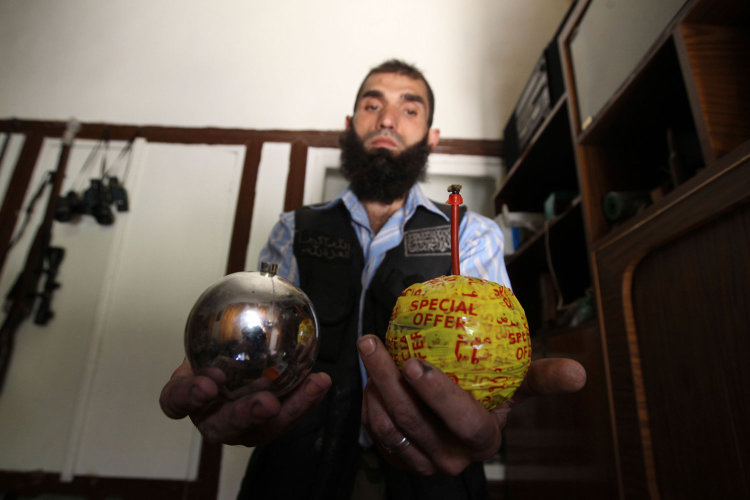 Bombas caseras hechas con bolas ornamentales en la ciudad de Alepo.