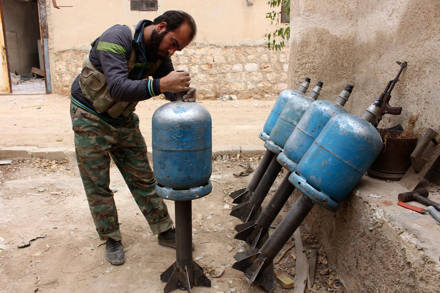 Tras años de conflicto, las armas caseras ganan protagonismo en Siria.