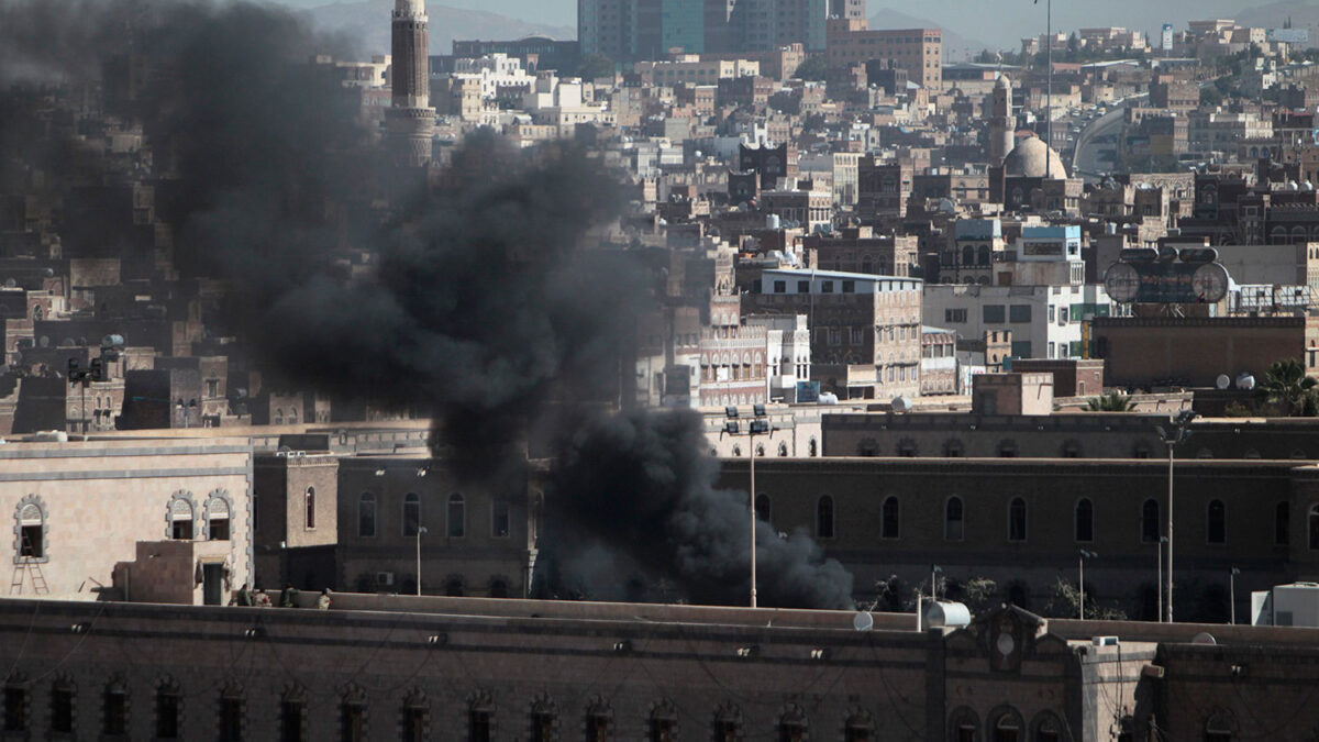 Un atentado terrorista y un posterior tiroteo en el Ministerio de Defensa yemení deja 20 muertos