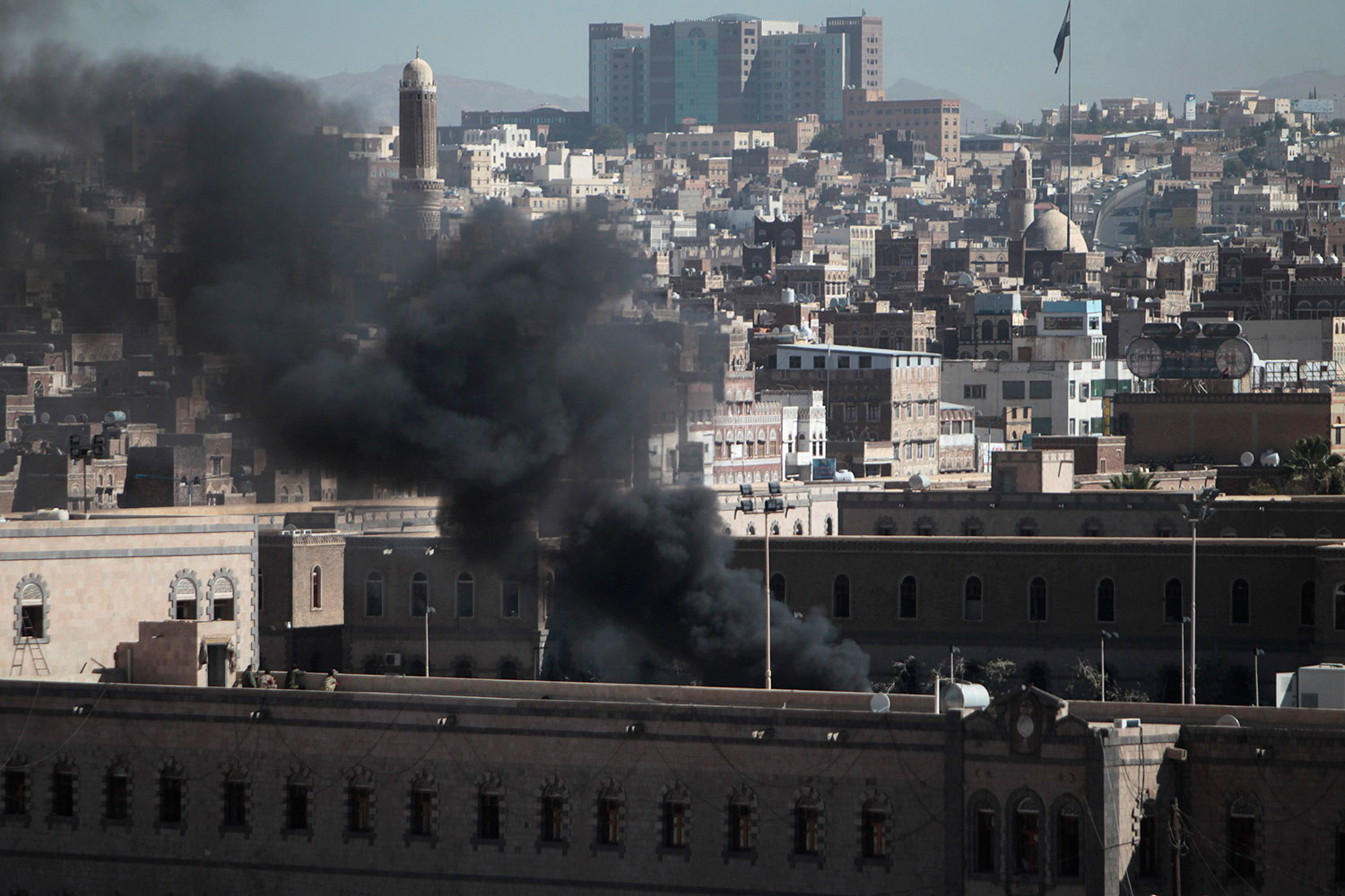Un atentado terrorista y un posterior tiroteo en el Ministerio de Defensa yemení deja 20 muertos