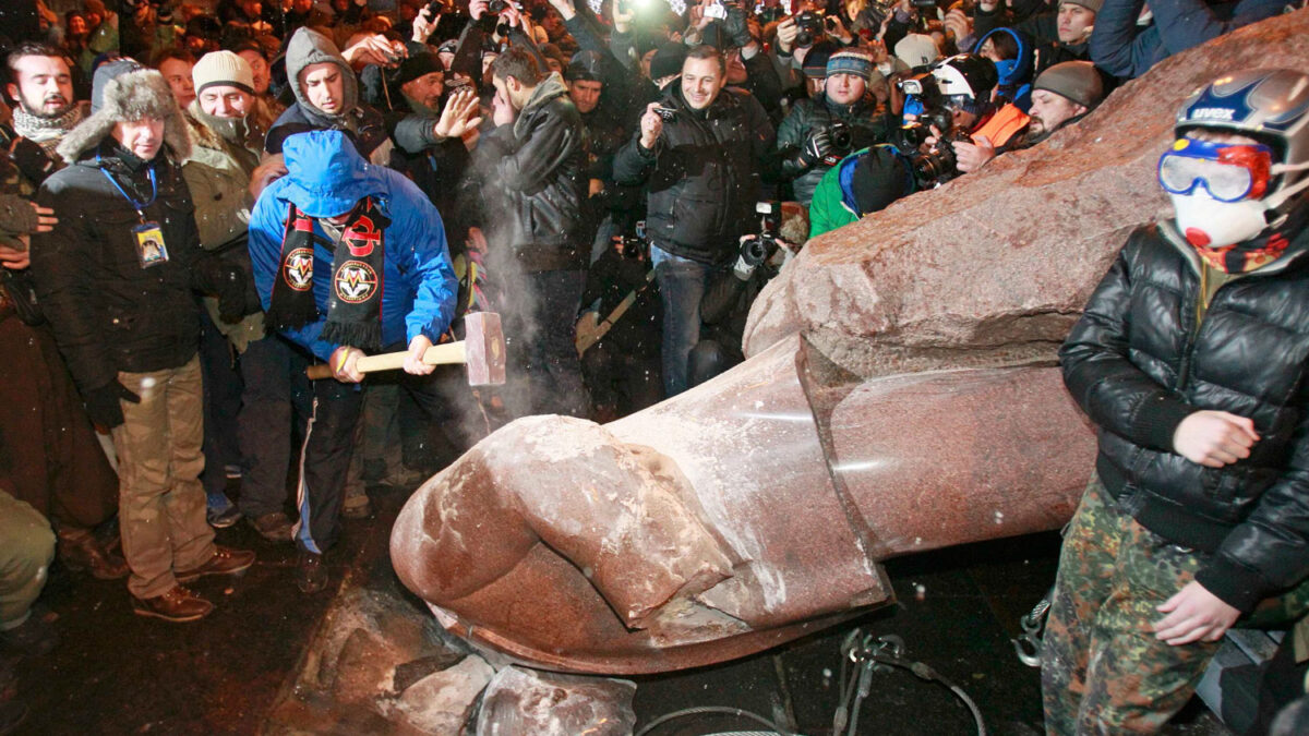 Miles de manifestantes derriban el monumento de Lenin en Kiev y piden la dimisión de Yanukóvich.