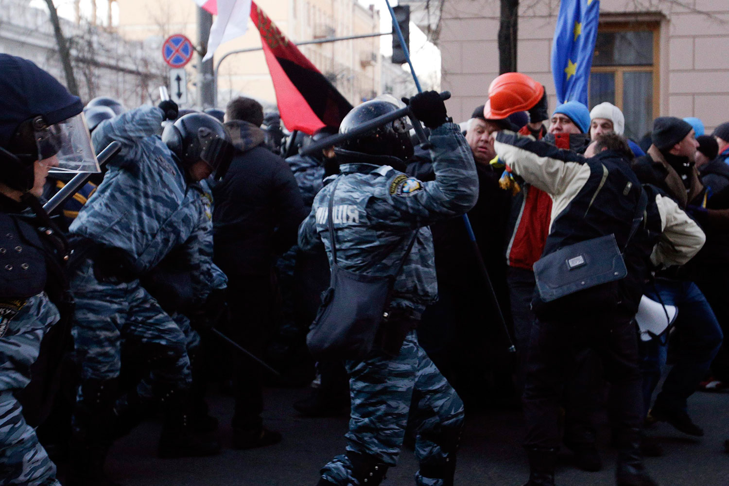 Mikola Azarov ha pedido disculpas por el uso de la fuerza de la Policía contra manifestantes