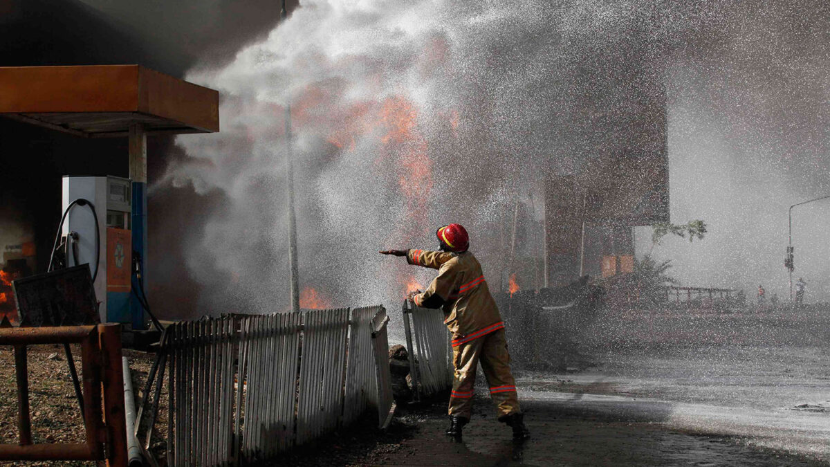 Continúa la extinción del incendio en una gasolinera Conoil tras prenderse fuego un tanque