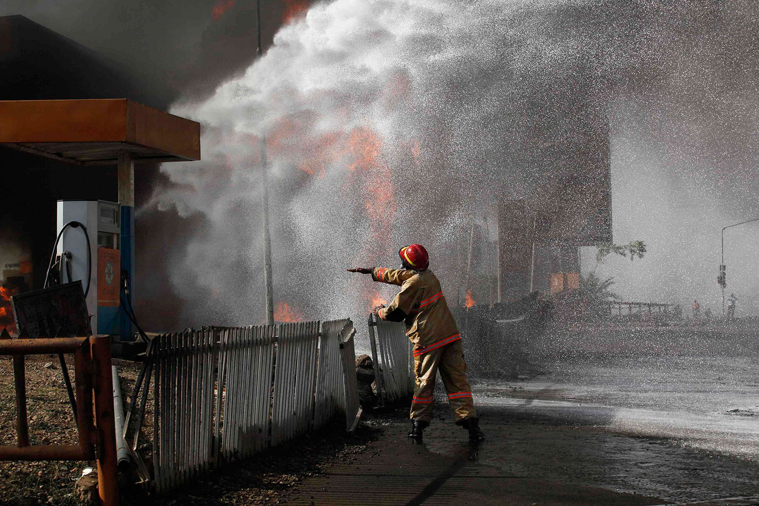 Continúa la extinción del incendio en una gasolinera Conoil tras prenderse fuego un tanque
