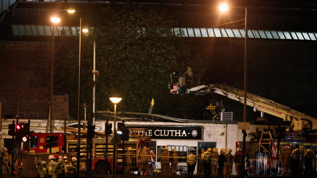 Accidente de un helicóptero policial contra un pub de Glasgow.